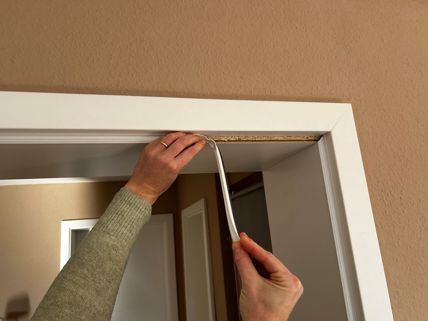 Theresa Kruse löst die alte Dichtung am Kopf der Zarge.