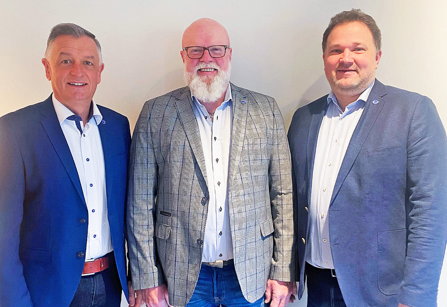 Der langjährige Gealan-Sales Consultant Martin Heine (Mitte) wurde kürzlich in den Ruhestand verabschiedet. Seine norddeutschen Kunden werden nun von Thomas Steingraeber (Sales Consultant DE Nord-Ost, l.) und Björn Grahlmann (Sales Consultant DE Nord-West) beraten.