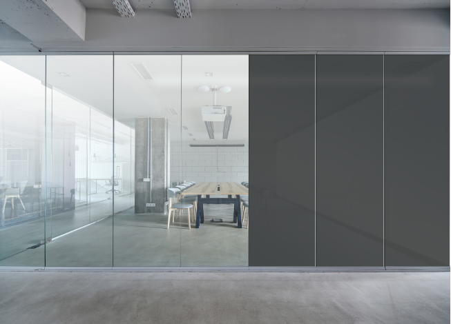 PrivacyPlus Black wechselt sekundenschnell zwischen Privatsphäre und Durchsicht.