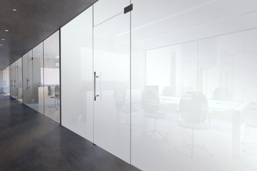 PrivacyPlus Glas Clear wechselt auf Knopfdruck zwischen Transparenz und Sichtschutz.