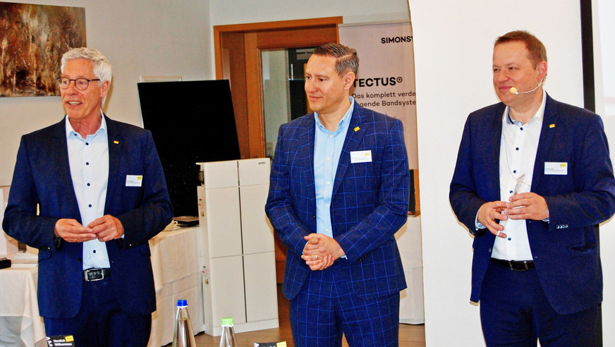 Offizielle Eröffnung der 26. ammon Türentage, hier richtet Dieter Ammon (mit den Geschäftsführern Klaus Ammon und Konrad Fritz, v.li.) Worte des Willkommens an die nun doch mehr als 80 Teilnehmerinnen und Teilnehmer bei der Veranstaltung in Geiselwind.