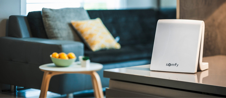 Ein bedeutender, oft übersehener Vorteil der Smart-Home-­Technologie liegt im Bereich Barrierefreiheit. Für Menschen mit körperlichen Einschränkungen kann ein automatisiertes Zuhause den Alltag erheblich erleichtern.