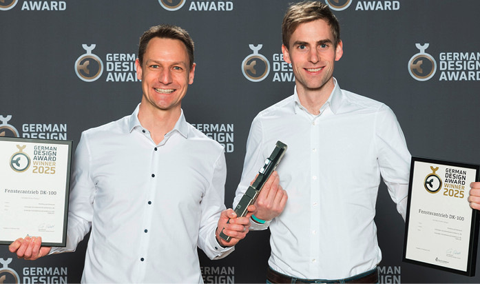 Stolze GDA-Gewinner: Matthias Gröninger (Gröninger Antriebstechnik) und Philipp Kalverkamp (Veka AG) bei der Preisverleihung German Design Award 2025 in Frankfurt.