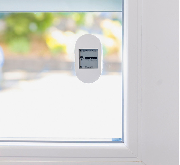 Durch die wiederverwendbaren Klebepads ist der ­Sensor leicht anzubringen und bei Bedarf unkompliziert neu zu positionieren.