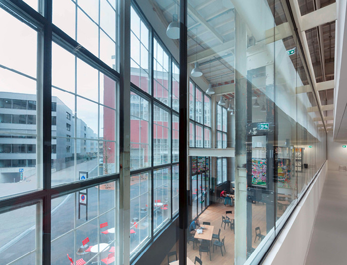 Das neue Brandschutzglas lässt sich vielfältig einsetzen. Es eignet sich aufgrund seines geringen Gewichts und der hohen Lichttransmission bestens für Brandschutzlösungen in der Gebäudehülle und im Interieur.