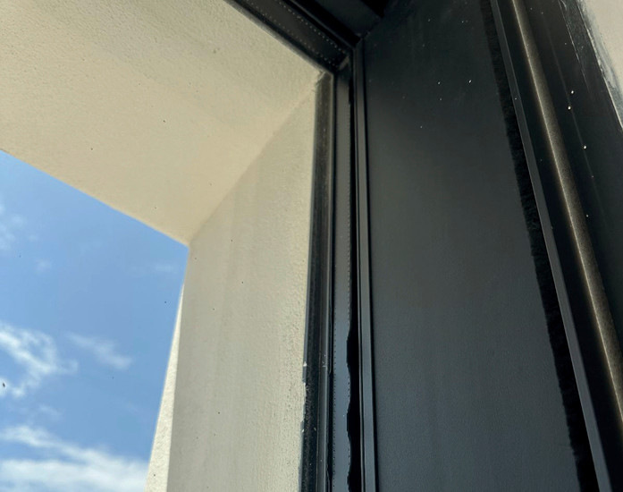 Butyl-Läufer sind mehr als ein optischer Mangel: Durch die Ablösung der Primärdichtung verliert die ISO-Einheit ihre Dichtigkeit und ist nicht mehr richtig gedämmt.