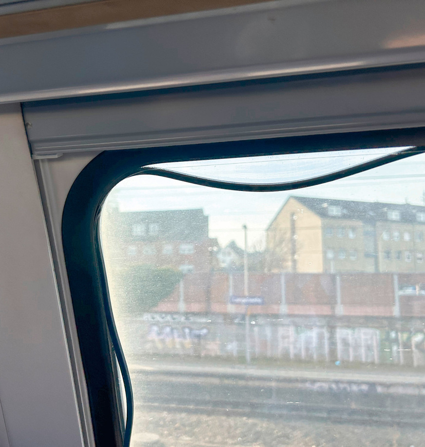 Bei dieser Verglasung in einem Bahnwagon hat sich der Randverbund gleich an zwei Stellen gelöst.