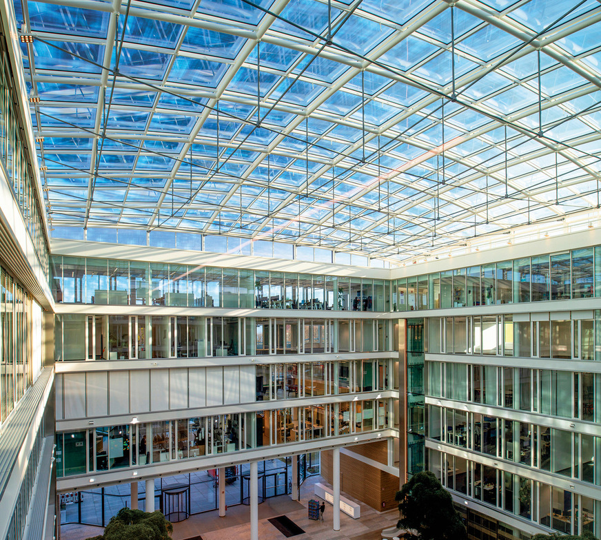 Gerade bei solchen Glaskonstruktionen zählt neben der Dämmung auch die Sicherheit: Der reaktive thermoplastische Abstandhalter von H.B. Fuller | Kömmerling geht mit dem Sekundärdichtstoff Silikon und dem Glas eine echte chemische Bindung ein: Das Risiko für Schäden durch unverträgliche Materialien wird so minimiert.