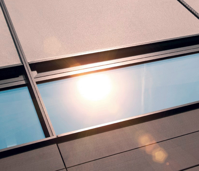 Die seitensaumgeführten Screens zeichnen sich durch eine hohe Windstabilität aus, lassen sich ­optisch dezent in die Fassade integrieren.