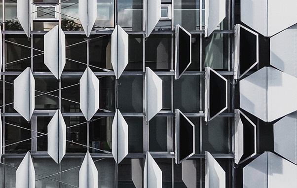 Die FlectoLine-Elemente sind an der Fassade ­eines Gebäudes im Botanischen Garten der Universität Freiburg installiert.