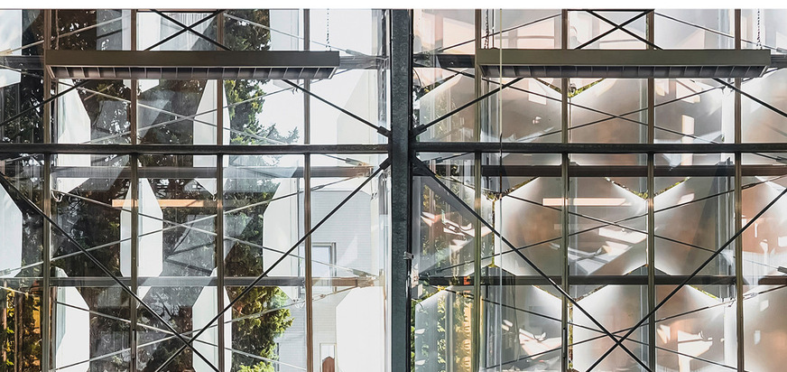 Innenansicht der FlectoLine-Fassade mit offenen (links) und geschlossenen (rechts) Modulen. Sonnenschutzsensoren liefern tagaktuelle Werte aus den Innenräumen, die das Forschungsteam mit Echtzeitdaten aus Wetterprognosen kombinierte, um die automatisierte Steuerung der Außenanlage weiter zu optimieren.