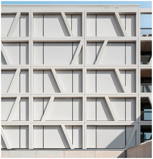 Sind die Fenstermarkisen herunter­gefahren, verändern sie die Ansicht der plastischen Fassadenstruktur zu einem homogenen Betonrelief in strahlendem Weiß.