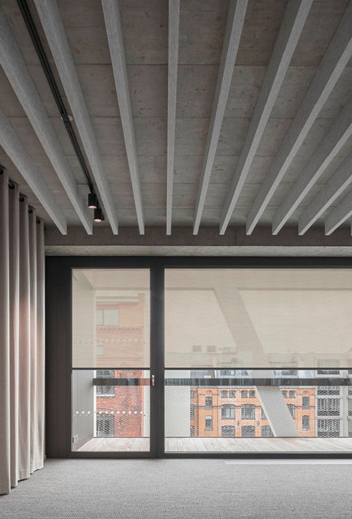 Der von den Architekten gewählte Behangstoff Soltis Veozip ist wärmereduzierend und ermöglicht eine gute Kombination aus Hitzeschutz und Außenbezug.