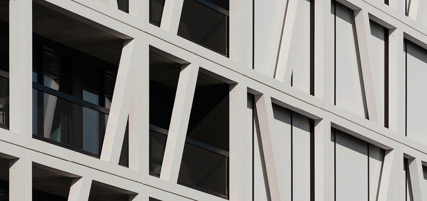 Die durchgehenden Loggien erlauben bereits eine natürliche Verschattung der raumhohen Fensterfronten. Für den außenliegenden Sonnen- und Blendschutz wählten die Architekten zusätzlich windstabile Fenstermarkisen.