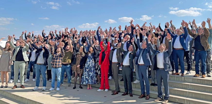Ca. 120 Fachpartnerinnen und Fachpartner trafen sich im Porsche Museum um die Neuheiten aus dem Hause Kneer zu erfahren. Hier die Teilnehmer beim Drohnen-Zuwinken.&nbsp;