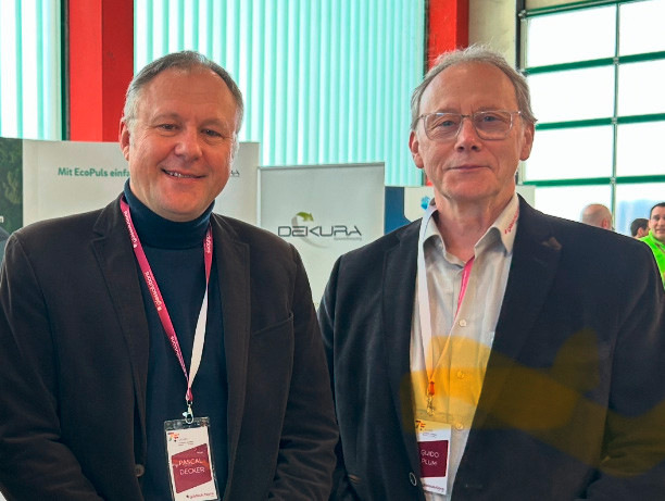 Auch Pascal Decker, Vorsitzender der Geschäftsführung der Saint-Gobain Glass Deutschland GmbH, war vor Ort und gratulierte Guido Plum und seinem Team.