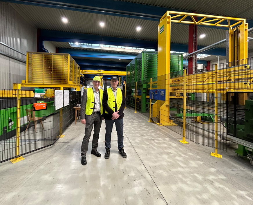 In der neuen Produktionshalle werden die Isoliergläser vollautomatisch gefertigt. Hier der Jürgen Ogurek (l.), der Technische Leiter des SGIC, mit Geschäftsführer Guido Plum.&nbsp;