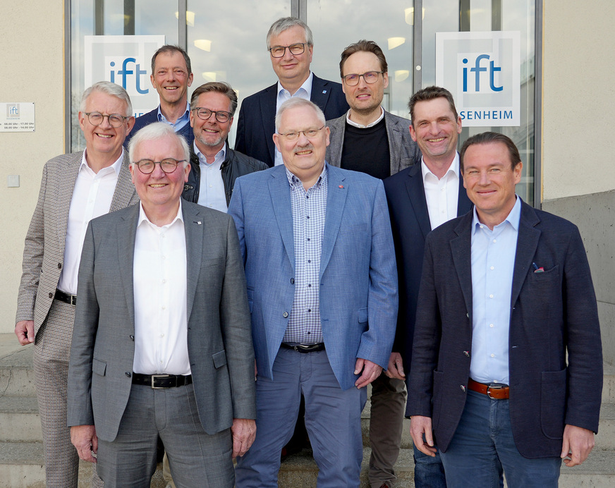 Der Vorstand des Instituts ist froh, dass der notwendige Wechsel der Institutsleitung konstruktiv erfolgt ist und wünscht dem neuen Institutsleiter Prof. Dr. Winfried Heusler viel Erfolg für die neue Aufgabev.l.n.r. oben: Huber Josef (Huber & Sohn), Schmitz Hermann (Veka),v.l.n.r. Mitte: Löffel Bernd, Klaas Henner, Elstner Michael (AGC Glass Europe)v.l.n.r. unten: Prof. Dr. Winfried Heusler, Anders Oskar (hilzinger metallbau), Prof. Dr. Lackner Stefan (Erentum Consulting), Oberrauch Joachim (Finstral)Nicht auf dem Bild vertretene VorstandsmitgliederArlt Peter (Arlt Fenster-Türenbau), Gugelfuss Anton (Gugelfuss), Jedamski Frank (Hautau), Windeck Oliver (Metallbau Windeck).