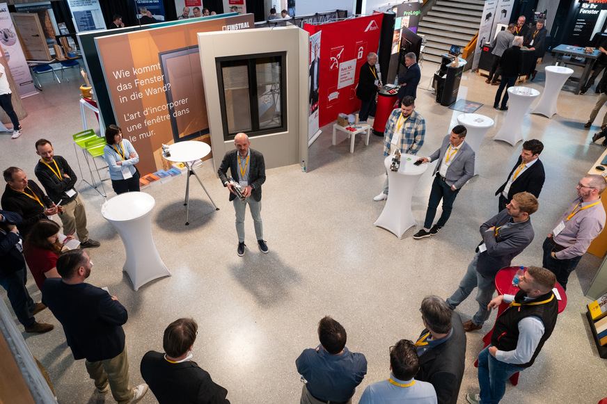 Angeregte Diskussionen in der Fachausstellung.