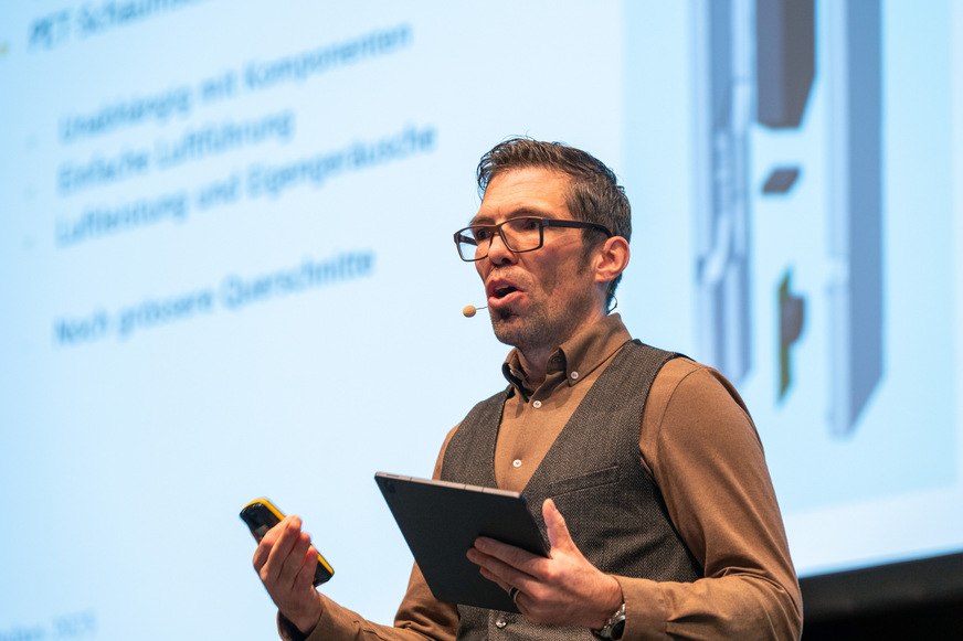 Bernhard Bieri (hier im Bild, von der Wenger Fenster AG) und Urs Uehlinger (BFH) berichteten gemeinsam über das innosuisse-Projekt zur Entwicklung einer aktiven rahmenintegrierten Lüftung für Holz-Metallfenster.