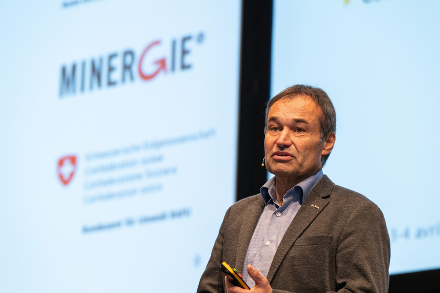 Ein von innosuisse unterstütztes Projekt stellten Urs Uehlinger (hier im Bild) von der BFH und Manuel Hunkeler von der 1a Hunkeler Fenster AG vor.