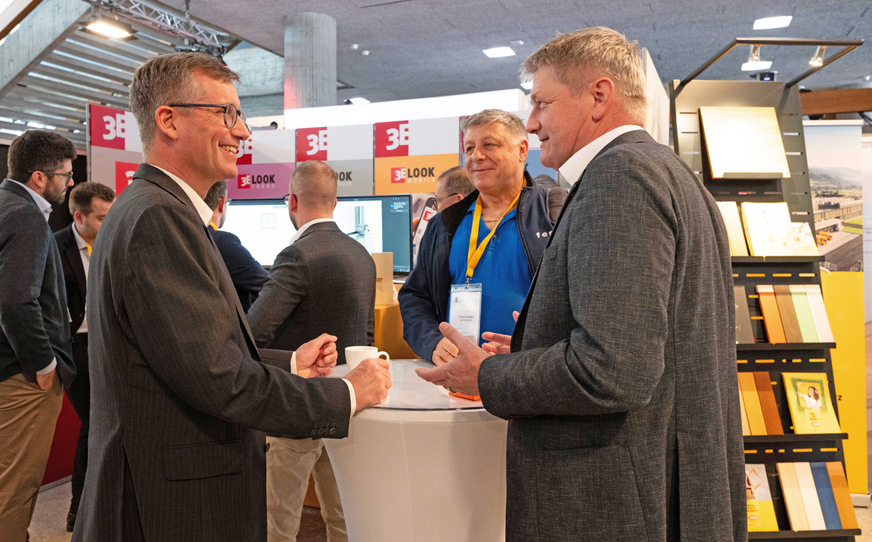 Adrian Stumpf (smartwindows AG), Eberhard Mammel (Roto) und Klaus Knops (fentu) im Branchentalk.