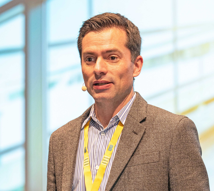 Peter Staub, Direktor des Departements Architektur, Holz und Bau der Berner Fachhochschule begrüßt zu den 12. windays 2025.