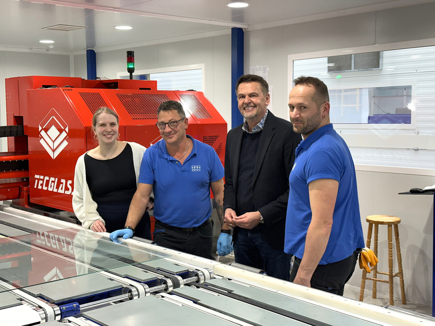 Thomas Lang mit seinem Team am keramischen Digitaldrucker des Unternehmens.