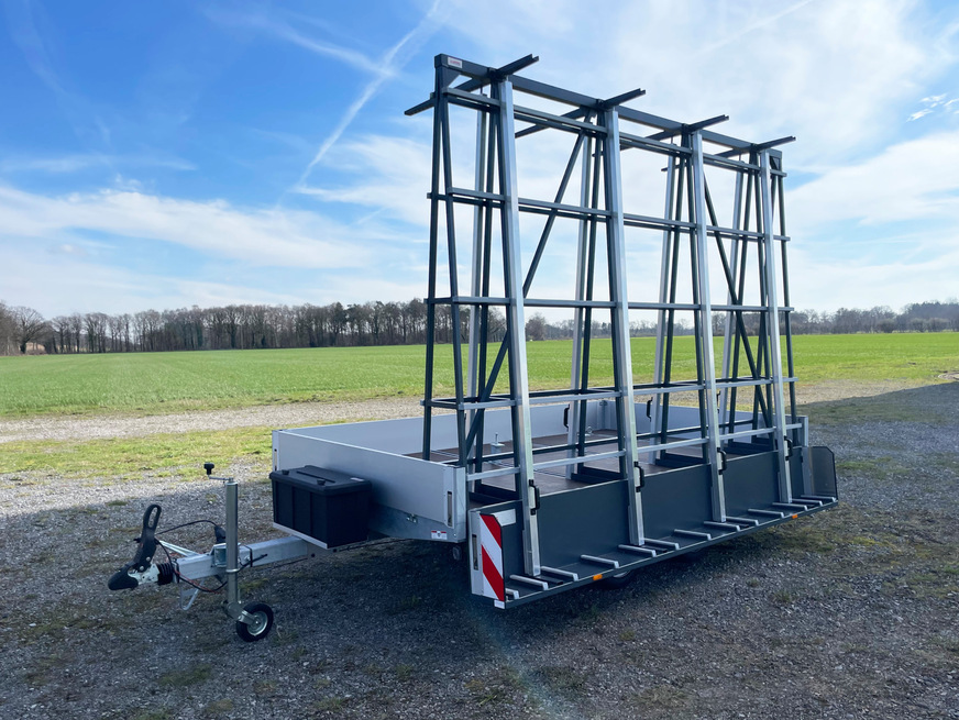 Der Lansing Unitra Multimaster mit Bordwänden, Wechselgestell und seitlicher Transportbank