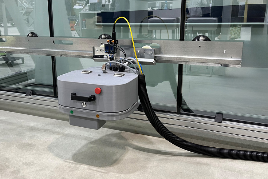 Die mobile BIRDfriend Lasereinheit wird mit Glassaugern an der Oberfläche angebracht, danach arbeitet sie automatisch.