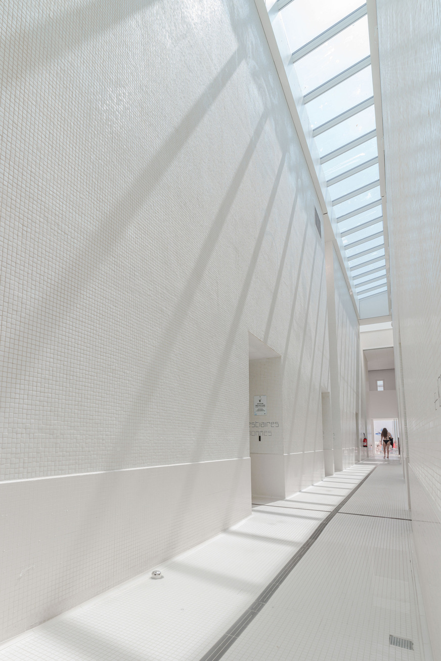 Durch die Sattel-Lichtbänder entsteht ein faszinierendes Spiel von Licht und Schatten in den Poolbereichen des Badezentrums.