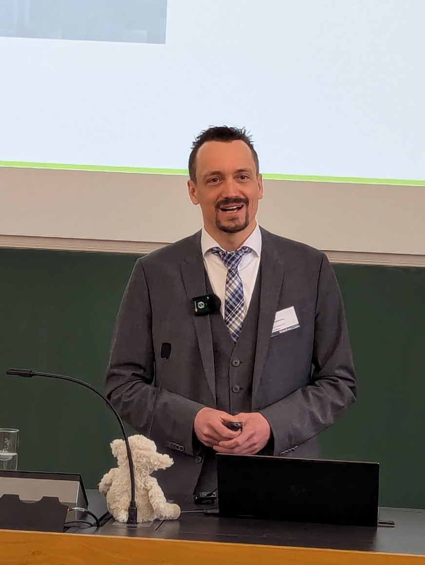 Prof. Dr.-Ing. Michael Engelmann bei der Begrüßung der Teilnehmer.