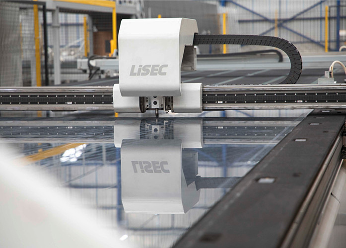 Drei manuelle Schneidetische wurden durch einen automatischen Lisec-Tisch ersetzt