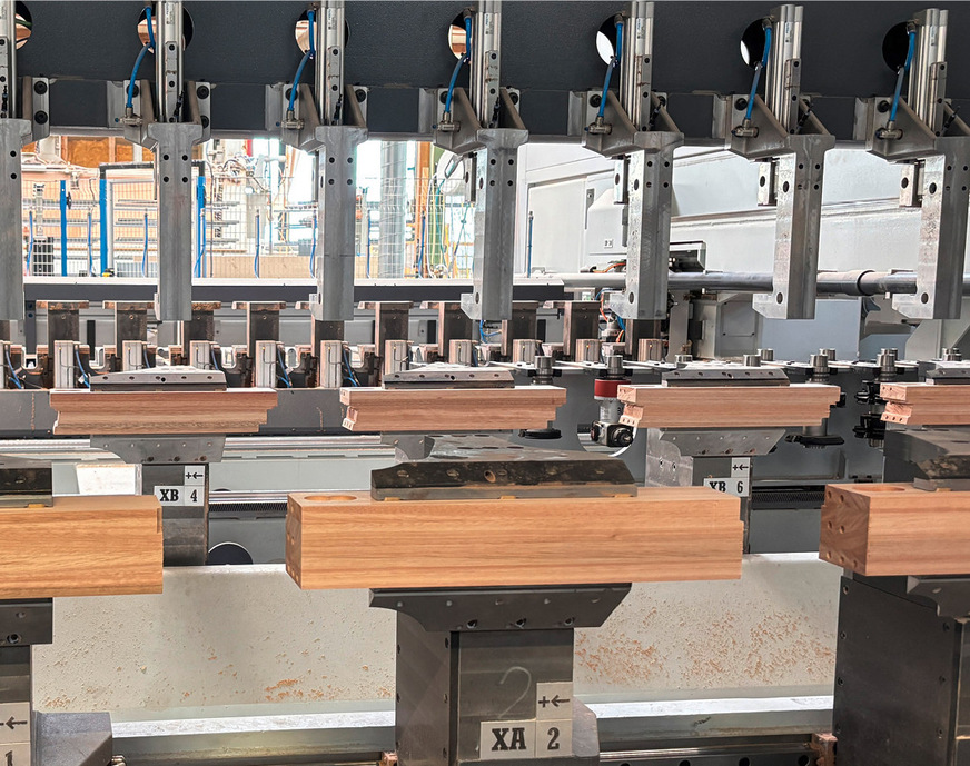 Viele und große Spannzangen sorgen für weniger Spanndruck und höhere ­Präzision bei einem Durchsatz von bis zu 2,5 Teilen pro Minute.