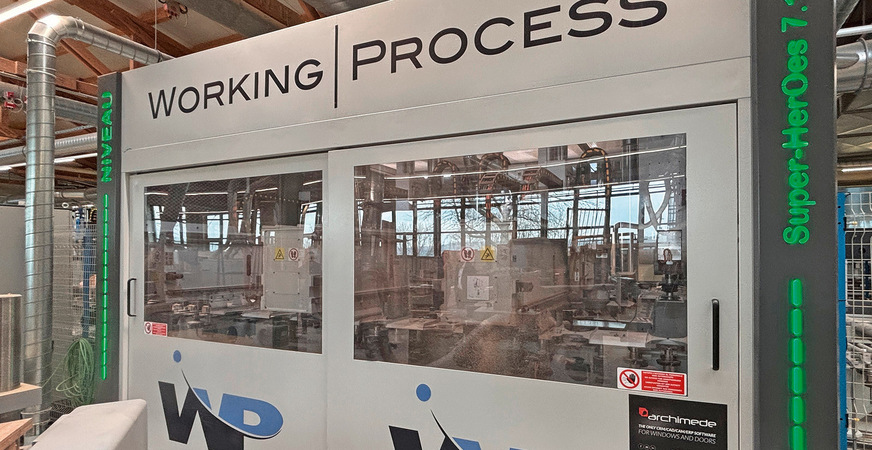 Die Bearbeitungszelle der Anlage. Der Anwender Niveau ist beeindruckt, wie nachhaltig die Späne vom ­Werkstück abgesaugt werden.