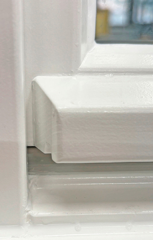 Dauerhaft: Der Wetterschenkel des Denkmalschutzfensters ist nicht aufgeleimt, sondern bildet mit dem unteren Flügelrahmen eine Einheit.