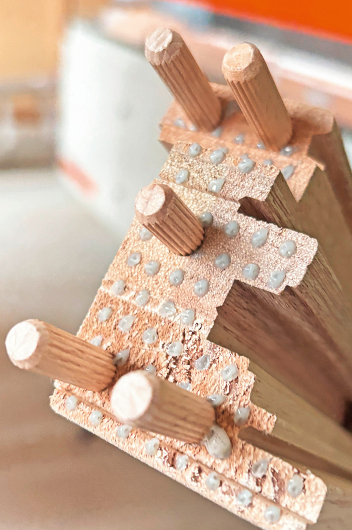 Der automatisierte Leimauftrag ersetzt bei ­Niveau die Verleimarbeitsplätze.