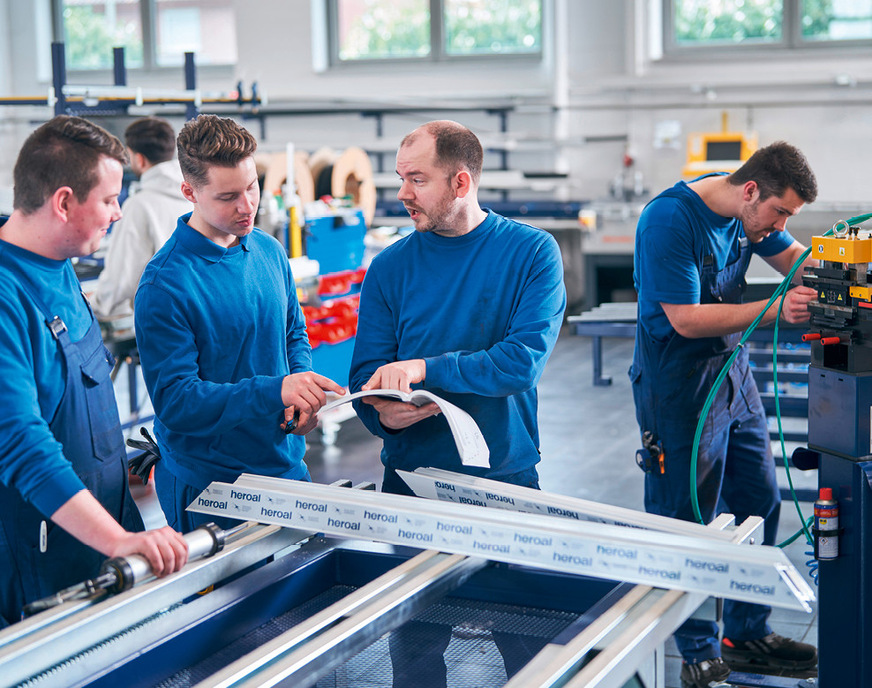 Das umfangreiche Schulungsangebot von heroal vermittelt praxisrelevante Informationen, maßgeschneidert auf die unterschiedlichen Wissensstufen.