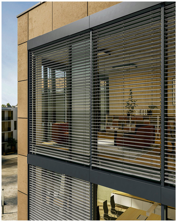 Der Abstand des Raffstores zur ­Fassade lässt sich auf nur 25 mm reduzieren. Dadurch sitzt dieser besonders nah an der Pfosten-Riegel-Konstruktion und fügt sich harmonisch in das Fassadenbild ein.