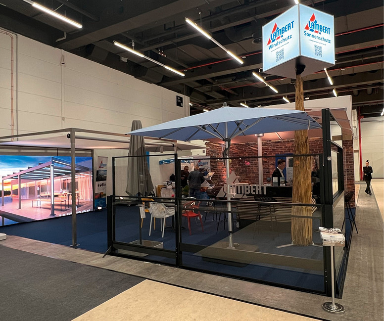 Abgerundet wurde das Bild von der Lambert GmbH, die eine markenübergreifende Produktauswahl im Bereich Sonnenschutz präsentierte – darunter Sonnenschirme von Glatz und Sonnensegel von Shadesign.