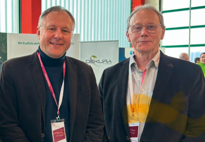 Auch Pascal Decker (l.), Vorsitzender der Geschäftsführung der Saint-Gobain Glass Deutschland GmbH, war vor Ort und gratulierte Guido Plum und dessen Team.