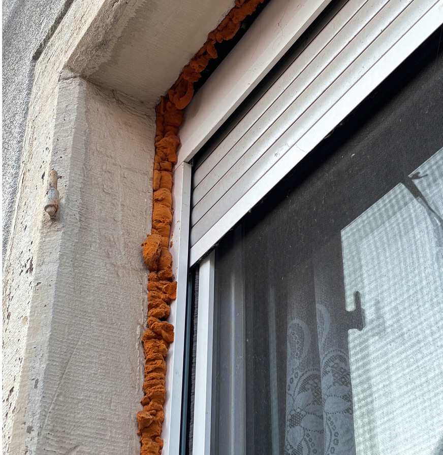 Klassischer PU Schaum für die Fenstermontage ist nicht UV-beständig. Wird er der Sonnenstrahlung ausgesetzt, beginnt er, sich zu zersetzen.