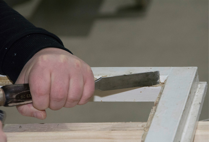 Schritt 2: Nachdem das Glas herausgenommen ist, wird anschließend der Kittfalz händisch grob gesäubert und die Glaserdreiecke entfernt.