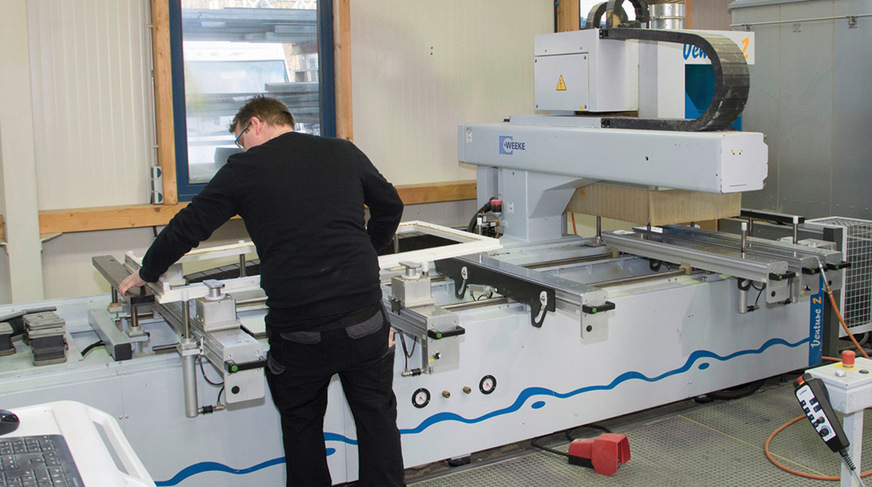 Schritt 3: Da in diesem Fall der Einstand des ­Vakuumglases im Holzprofil erhöht werden musste, ­wurde das Profil in die CNC-Fräse eingespannt …