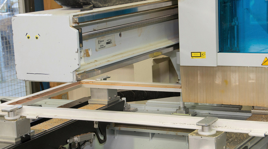 Schritt 4: … dann stellt die Fräse den ­perfekten ­Glasfalz her; nur die Ecken müssen ­nachgestochen ­werden.