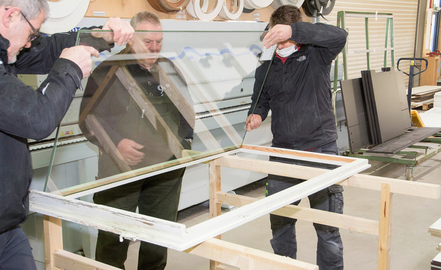 Schritt 5: Anschließend wird das Fineo-Vakuumglas in den Rahmen eingepasst und in den ­Kittfalz gesetzt.