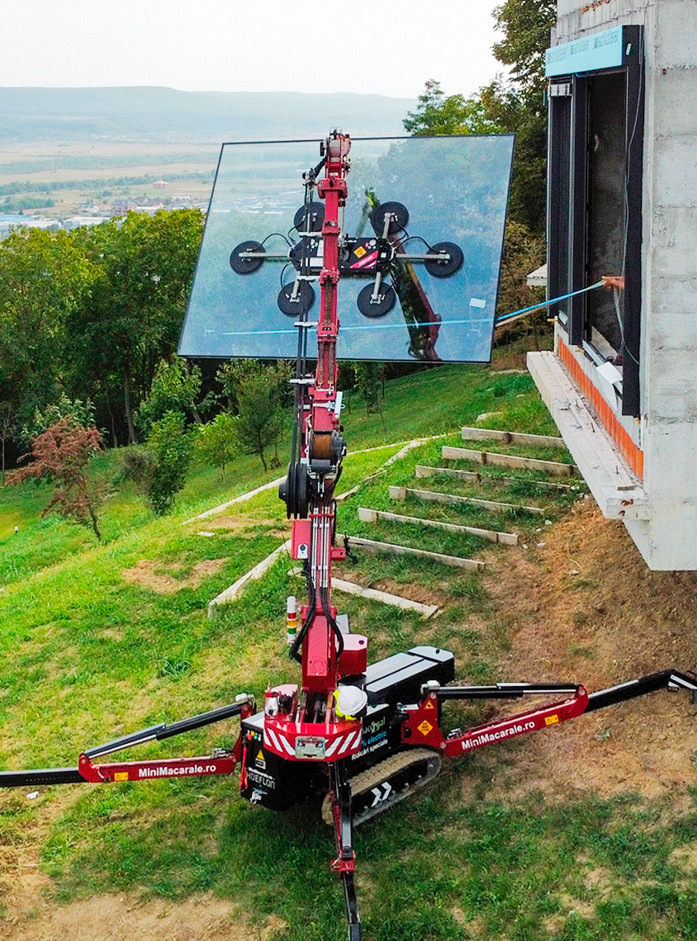 Eine Montage am Hang mit dem Minikran von Hoeflon