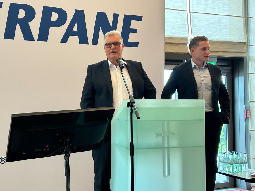 Uwe Risle (l.) von Glaston stellte eine neue Produktionslinie vor