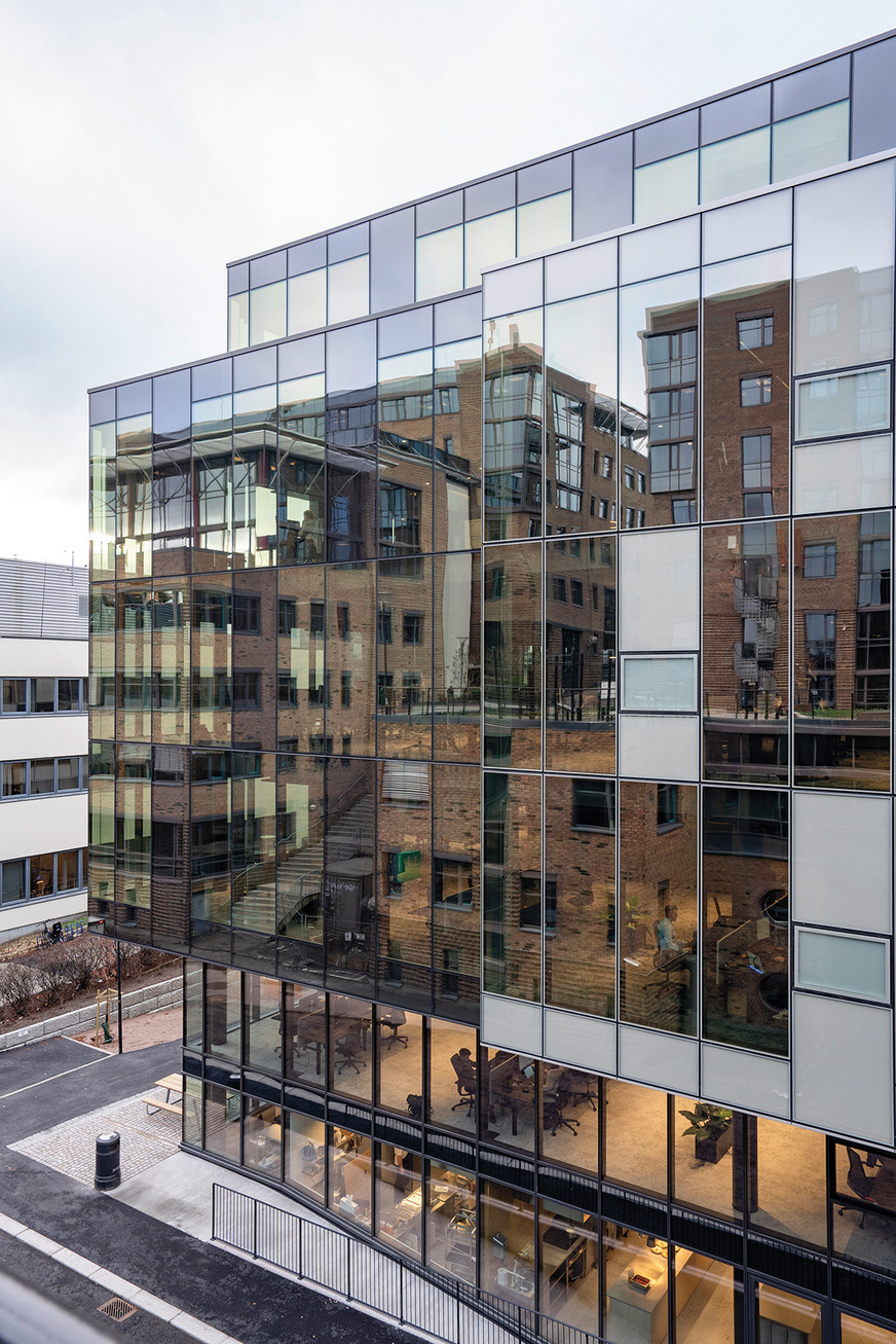 Zusammen mit dieser Technologie konnten die CO2-Emissionen um 50 % reduziert und jährlich ca. 100.000 kWh Energie eingespart werden. Das Gebäude mit Energieklasse A und wurde mit BREEAM NOR Excellent zertifiziert.