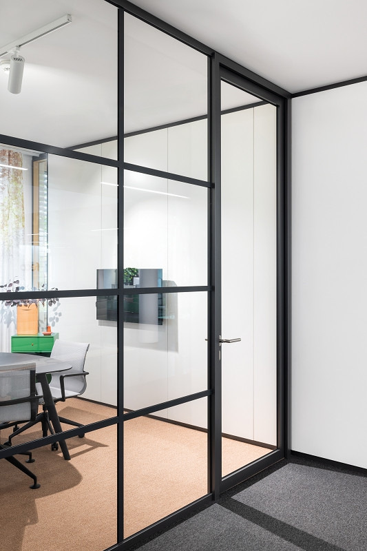 Die Oberflächen der 35 mm schlanken Profile besitzen eine matte Feinstruktur.